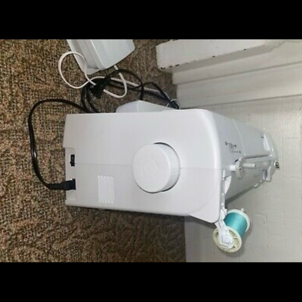 Sewing machine - Picture 4 of 7